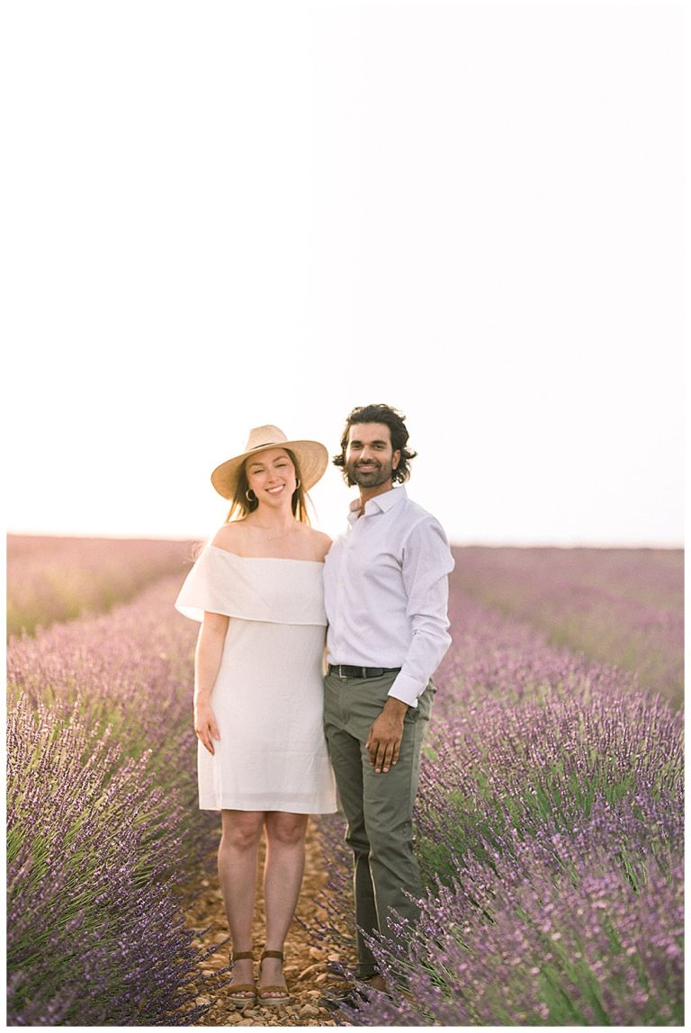 Proposal engagement photo session in the lavender fields at Valensole – Provence – France