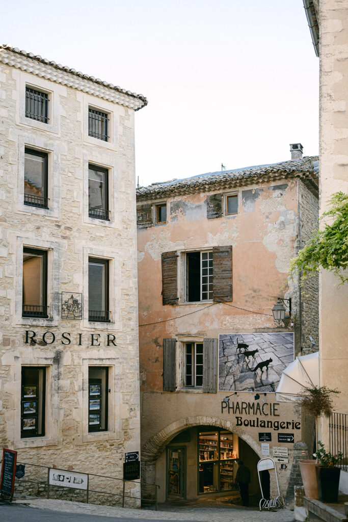 Luxury couple session in Gordes, Provence, with panoramic views of the Luberon village