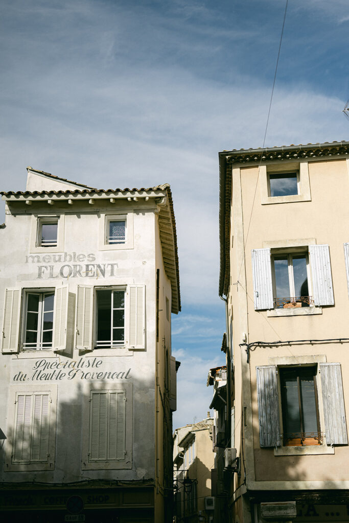 Luxury wedding farewell brunch in L’Isle-sur-la-Sorgue, Provence, along the charming canals