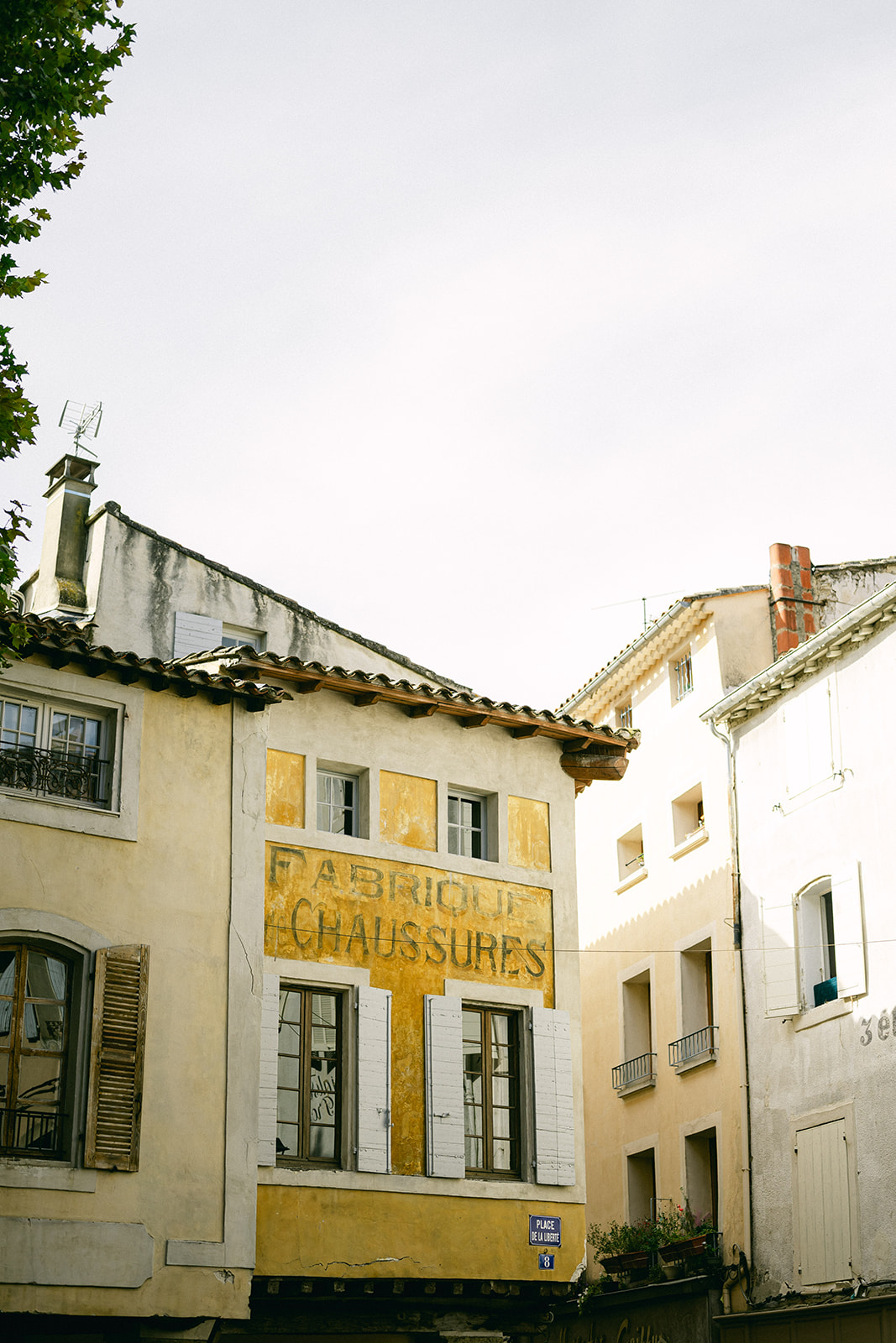 Luxury wedding farewell brunch in L’Isle-sur-la-Sorgue, Provence, along the charming canals