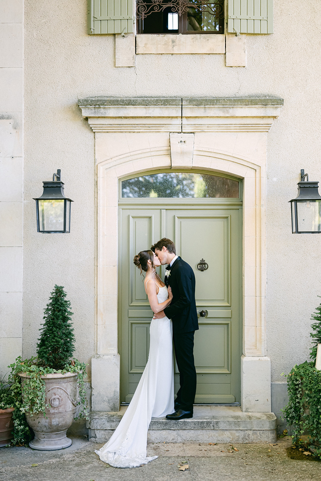 Luxury editorial wedding at Bastide de Laurence, Provence, with elegant white floral decorations