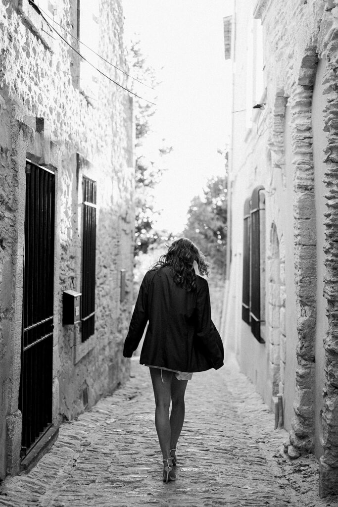 Luxury couple session in Gordes, Provence, with panoramic views of the Luberon village