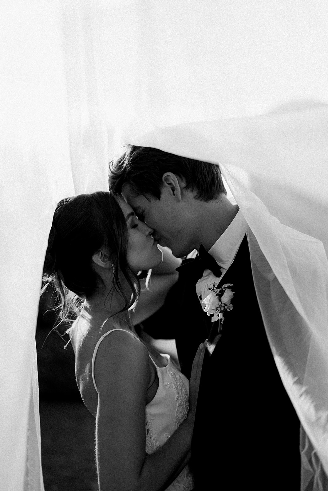 Luxury editorial wedding at Bastide de Laurence, Provence, with elegant white floral decorations