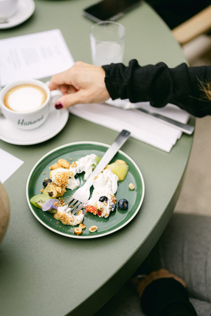 Luxury wedding farewell brunch in L’Isle-sur-la-Sorgue, Provence, along the charming canals