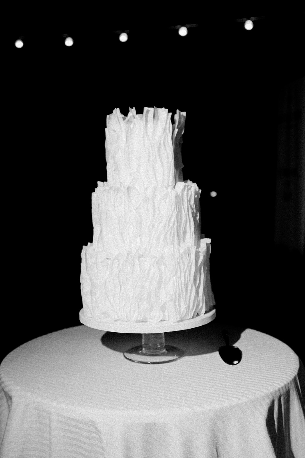 Luxury editorial wedding at Bastide de Laurence, Provence, with elegant white floral decorations